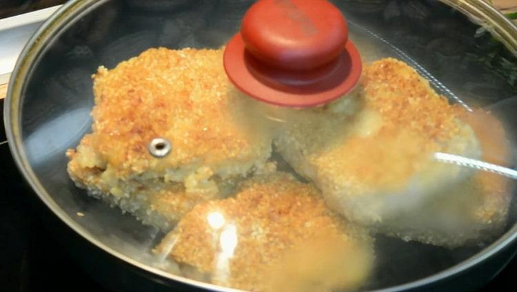 Secondo la ricetta per la preparazione del filetto di pollock in una padella, preparare tutti gli ingredienti