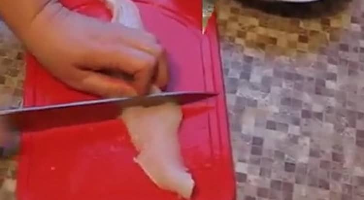 Per cucinare il filetto di pangvius, tagliare il pesce