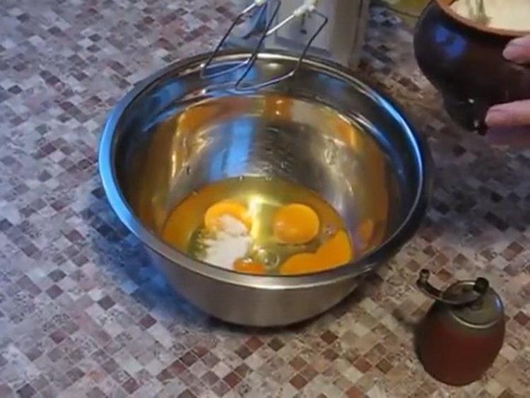 Sbattere le uova per fare il filetto di pangvius