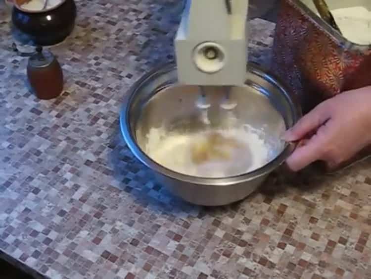 Разбъркайте съставките, за да приготвите филето от пангвиус