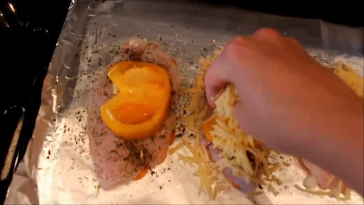 Um Fisch im Ofen zuzubereiten, legen Sie Käse auf den Fisch