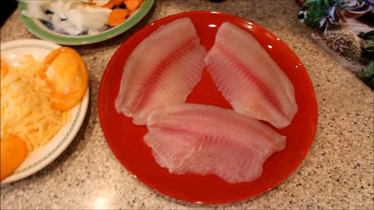 Bereiten Sie die Zutaten vor, um Fisch im Ofen zuzubereiten