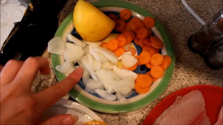 Norėdami virti žuvį orkaitėje, supjaustykite daržoves
