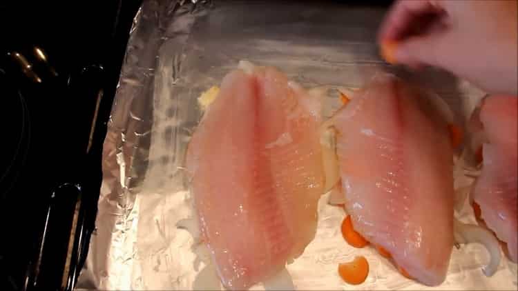 لطهي السمك في الفرن ، ضعي السمك على ورق