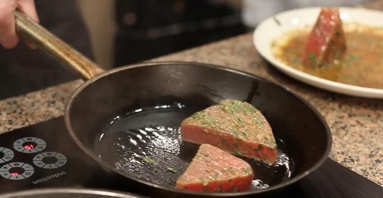 Zum Kochen Thunfisch das Fleisch anbraten