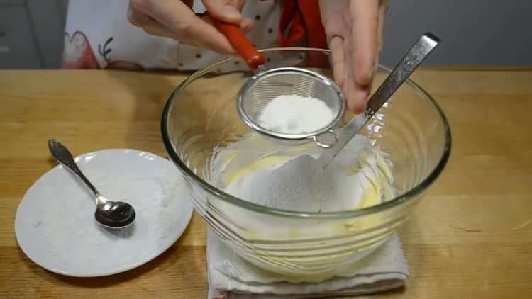 Κοσκινίστε το αλεύρι για να φτιάξετε γαλλικά μπισκότα