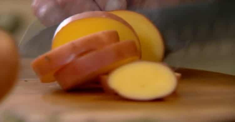 Nakrájejte brambory a smažte