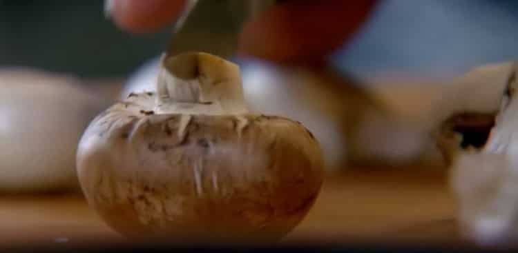 Chcete-li připravit kuřecí fricassee, nakrájejte houby