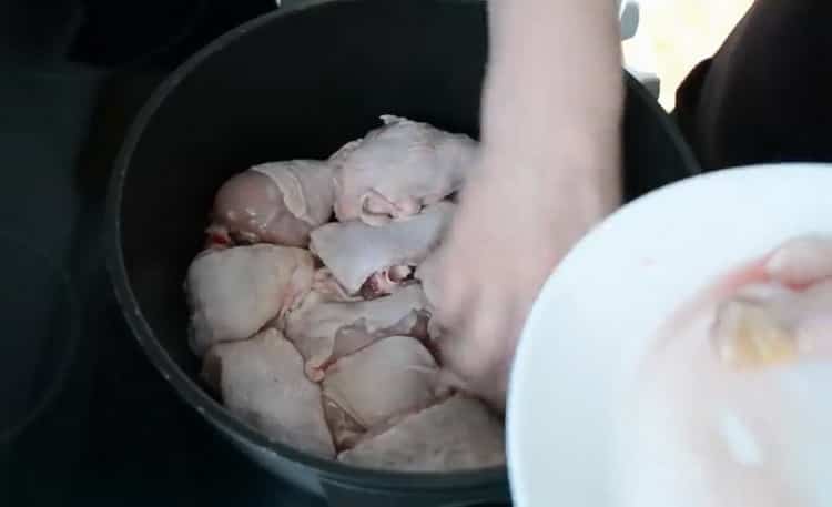Um Dagestan Khinkal zuzubereiten, bereiten Sie das Fleisch vor