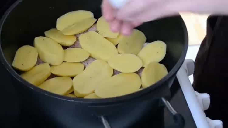 A dagesztán khinkal elkészítéséhez aprítsuk fel a burgonyát