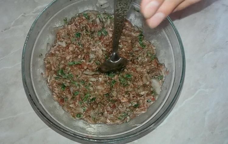 Um Chinkali nach einem einfachen Rezept mit Foto zuzubereiten, bereiten Sie das Hackfleisch zu