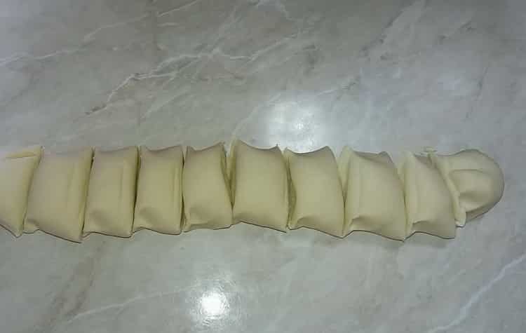 A khinkali elkészítéséhez egy egyszerű fényképpel készített recept szerint vágja le a tésztát