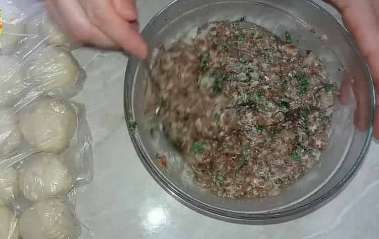 Per preparare il khinkali secondo una semplice ricetta con una foto, prepara gli ingredienti