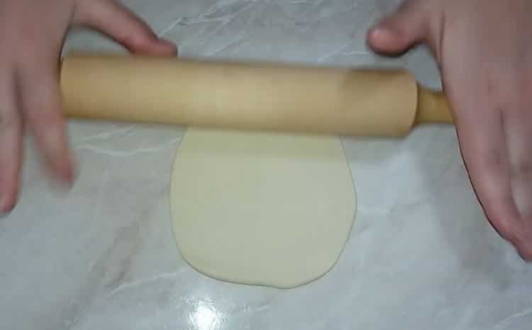 A khinkali elkészítéséhez egy egyszerű fényképpel készített recept szerint gördítsük ki a tésztát