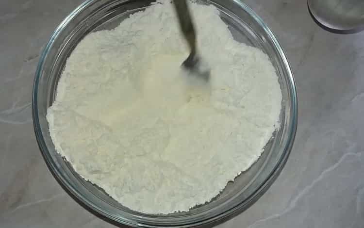 A khinkali elkészítéséhez egy egyszerű fényképpel készített recept szerint készítsen lisztet