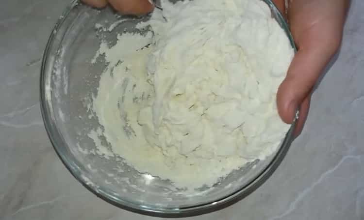 A khinkali elkészítéséhez egy egyszerű recept szerint keverjük össze a tészta összetevőit egy fényképpel