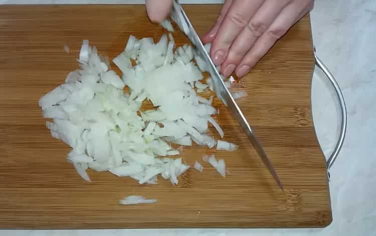 Για να προετοιμάσετε το khinkali σύμφωνα με μια απλή συνταγή με μια φωτογραφία, ψιλοκόψτε το κρεμμύδι
