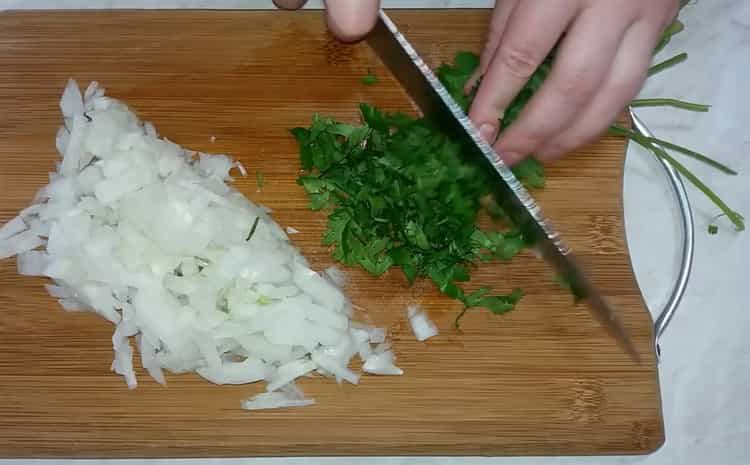 Per preparare il khinkali secondo una semplice ricetta con una foto, tagliare le verdure
