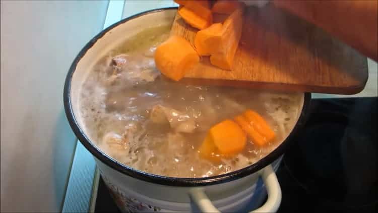 Per preparare la gelatina dalle gambe, tagliare le carote