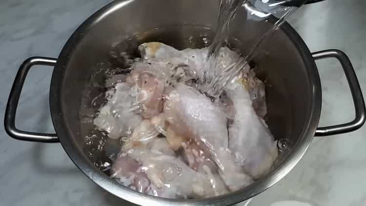 Kochen Sie die Brühe, um das Hühnergelee zu kochen