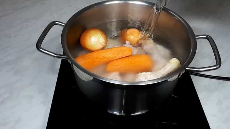 Um das Hühnergelee zuzubereiten, legen Sie das Gemüse in eine Pfanne
