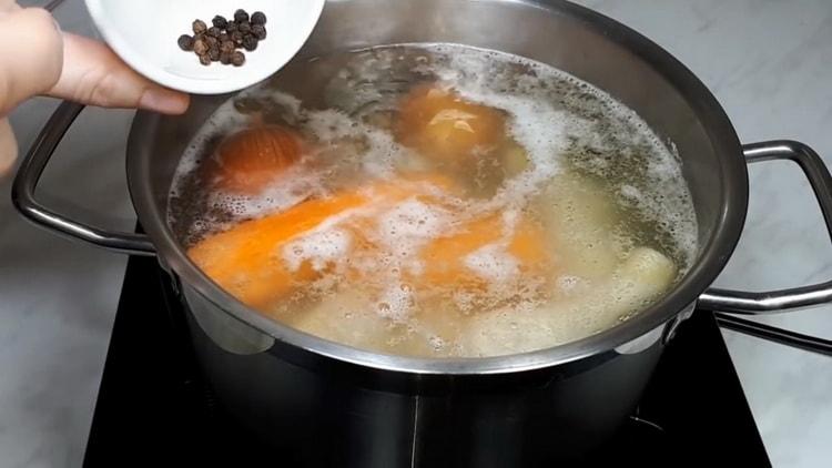 Lisää mausteita kanan hyytelön valmistamiseksi