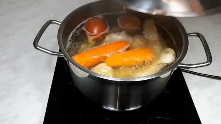 Um Hühnchengelee zuzubereiten, kochen Sie alle Zutaten für die Brühe