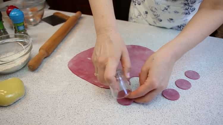 Szorítsa meg a tésztát színes gombóc elkészítéséhez