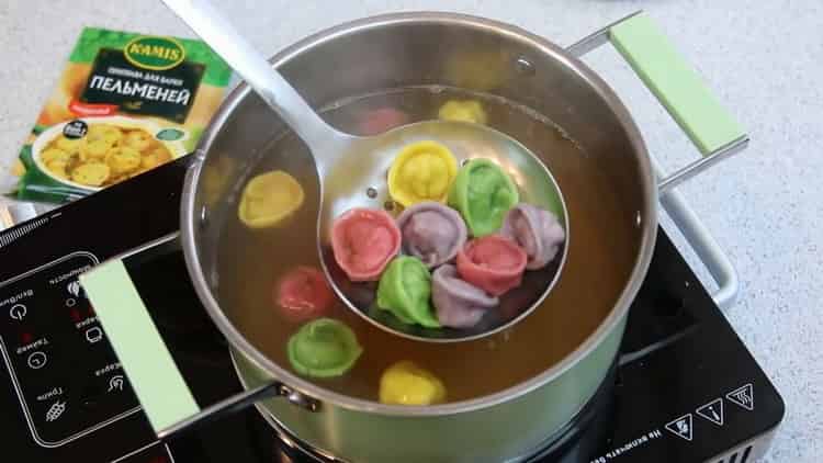 Για να φτιάξετε χρωματιστά ζυμαρικά, θερμαίνετε το νερό