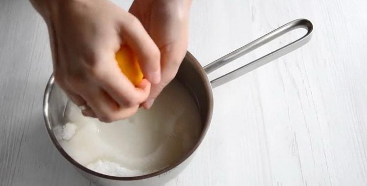 Για να φτιάξετε ζαχαρωμένα φρούτα κολοκύθας στο σπίτι, προετοιμάστε το σιρόπι