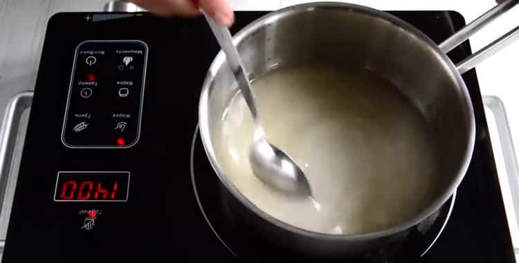 За да направите захаросана тиква у дома, направете сироп