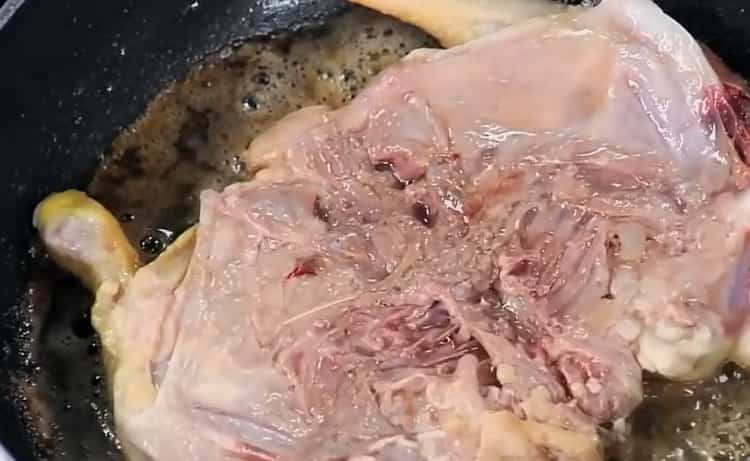 Norėdami virti vištieną ir kepti mėsą keptuvėje, kepkite mėsą