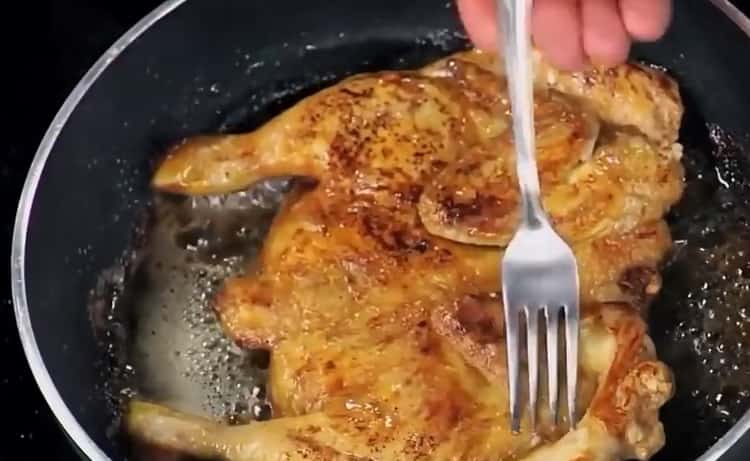 Kypsennä kana ja pannulla paista liha molemmin puolin