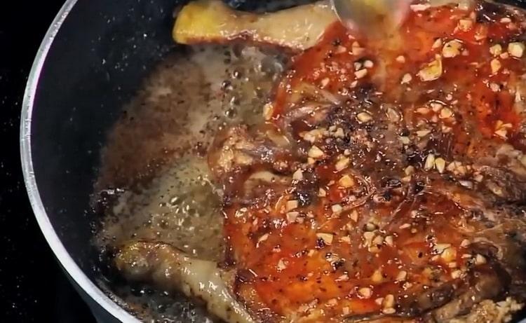 Για να μαγειρέψετε το κοτόπουλο σε μια κατσαρόλα, βάλτε τη σάλτσα στο κρέας