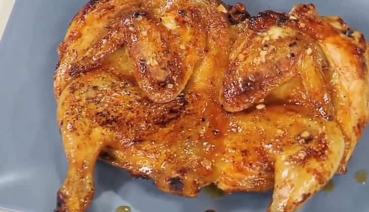 Νόστιμο καπνιστό κοτόπουλο μαγειρεμένο σύμφωνα με μια απλή συνταγή σε ένα τηγάνι είναι έτοιμο
