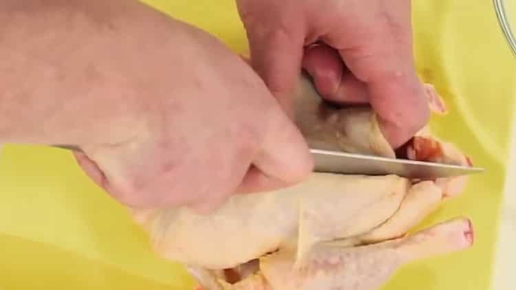 Για να μαγειρέψετε κοτόπουλο και καπνό σε ένα τηγάνι, ετοιμάστε τα συστατικά