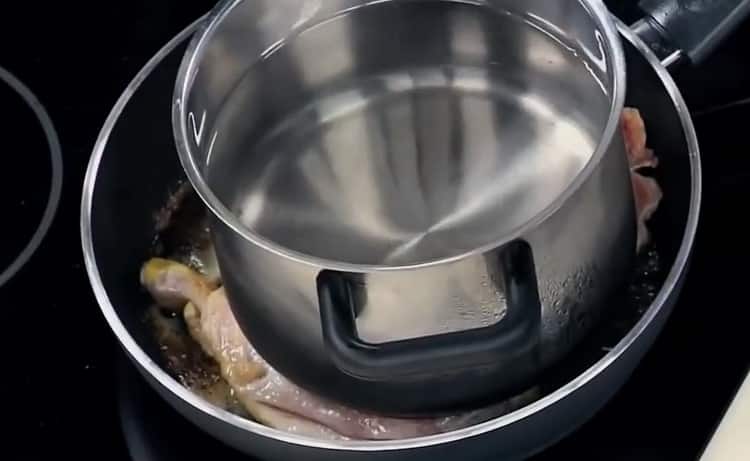 За да готвите пиле в тиган, запържете месото под налягане