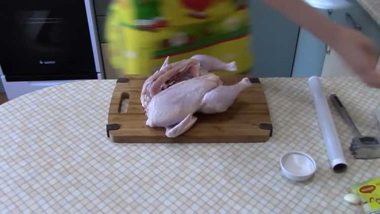 Για να κάνετε το κοτόπουλο στο φούρνο σε μια απλή συνταγή, ετοιμάστε τα συστατικά