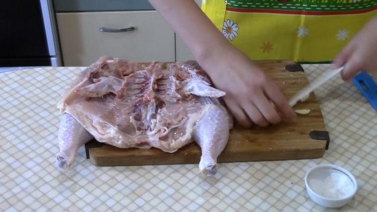 لطهي تبغ الدجاج في الفرن حسب وصفة بسيطة. ضع الثوم في جروح