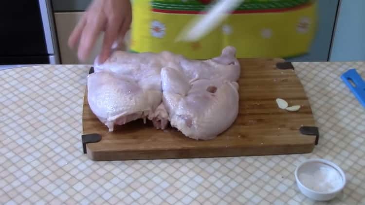 Να μαγειρεύετε καπνό κοτόπουλου στο φούρνο σύμφωνα με μια απλή συνταγή. ξεφλουδίστε το σκόρδο