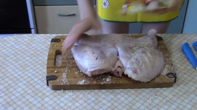لطهي تبغ الدجاج في الفرن حسب وصفة بسيطة. صر اللحم مع التوابل والملح
