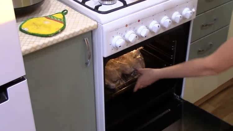 Cucinare il tabacco di pollo in forno secondo una semplice ricetta. prepara tutto ciò di cui hai bisogno