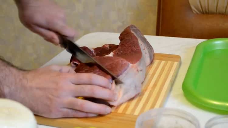 Per cucinare gli spiedini di manzo, preparare la carne
