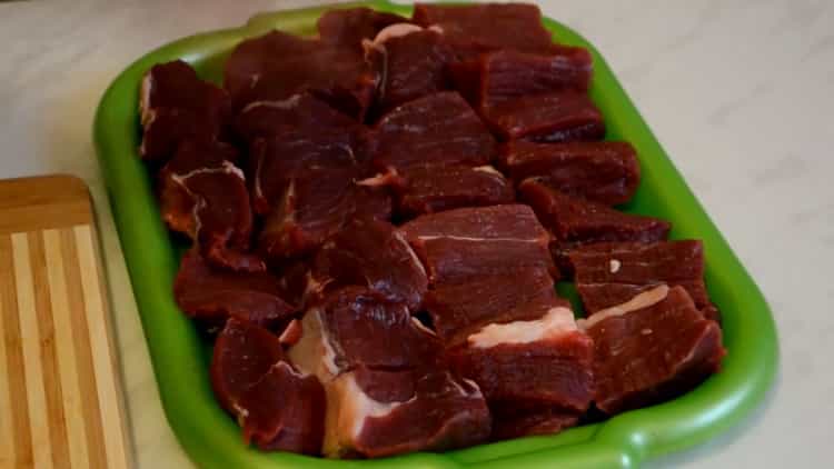 Για να μαγειρέψετε σουβλάκια βοδινού, κόψτε το κρέας