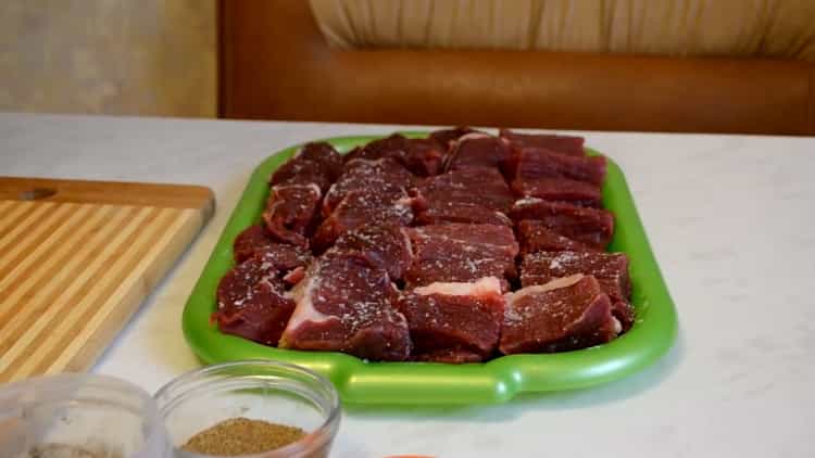 Bereiten Sie zum Kochen von Rindfleischspießen Gewürze zu