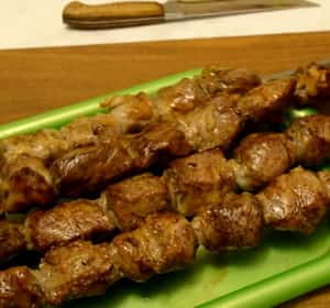 Beef skewers ayon sa isang hakbang-hakbang na recipe na may larawan