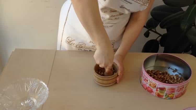 Per fare una torta al cioccolato su kefir, tritare le noci