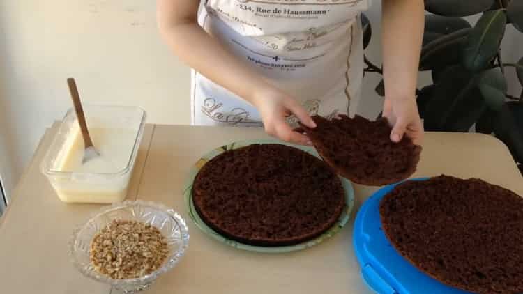 لصنع كعكة الشوكولاته باللبن الزبادي ، تحضير الكعك