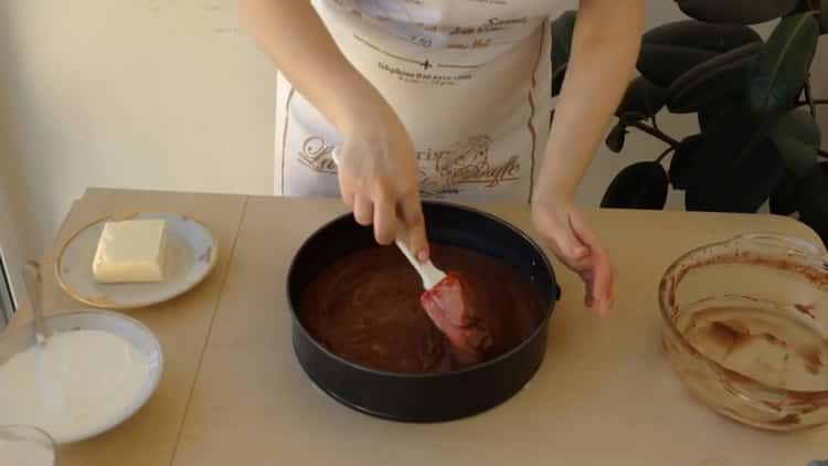 Norėdami pagaminti šokoladinį pyragą ant kefyro, įkaitinkite orkaitę