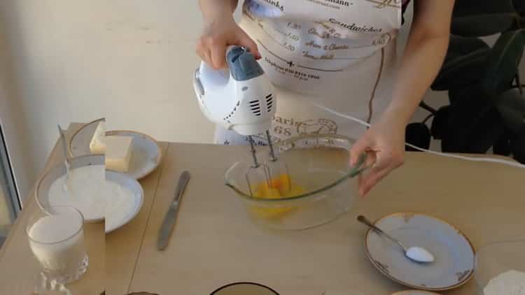 Um Kefir-Schokoladenkuchen zuzubereiten, schlagen Sie die Eier.